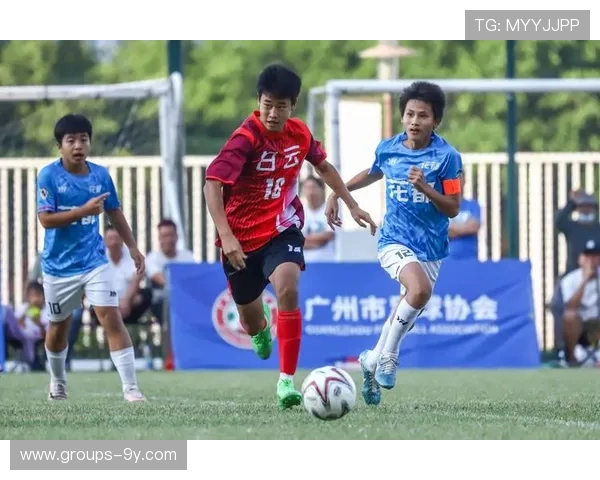 足球小将齐聚绿茵赛场展现超燃激情合照定格青春梦想瞬间